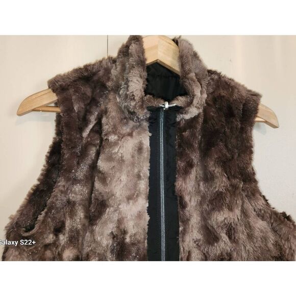 V8  TEEZHER Reversable faux fur black and brown Vest - Picture 3 of 7